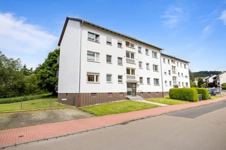 Investitionschance in rundum modernisiertem Mehrparteienhaus