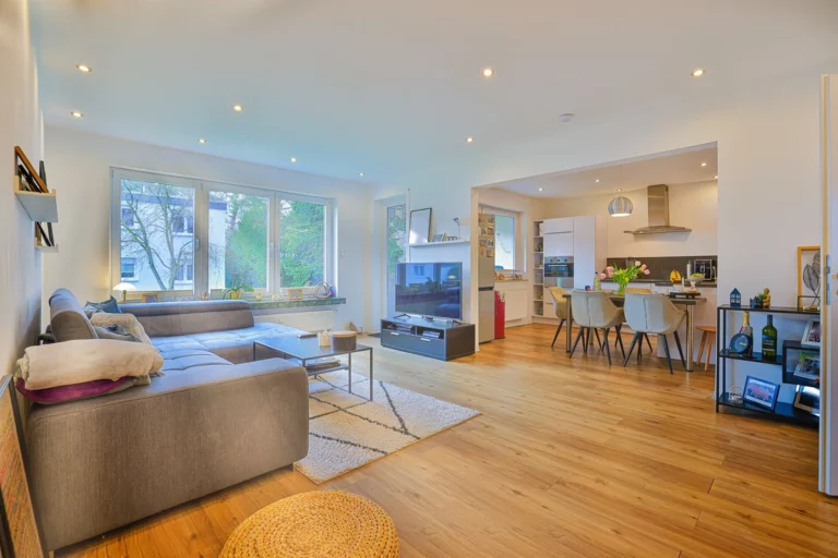 Modernisierte 3 ZKB-Wohnung mit Balkon, Keller + Einzelgarage!