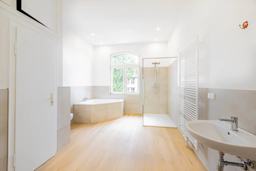 Altbau kombiniert mit Neubauflair:
Ihre neue Eigentumswohnung im OG mit Erstbezug!