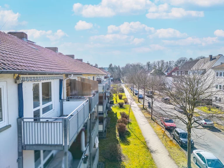 Wohnen im vorderen Westen: Ihre frisch renovierte Wohnung mit Südbalkon
