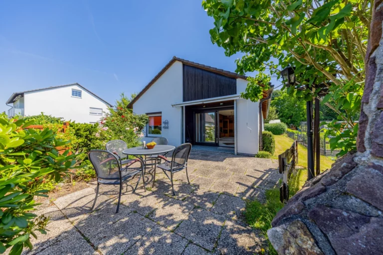 Anfragestopp!
Hier kaufen Sie Potenzial: 
Haus mit 6 Zimmern auf eigener Etage!