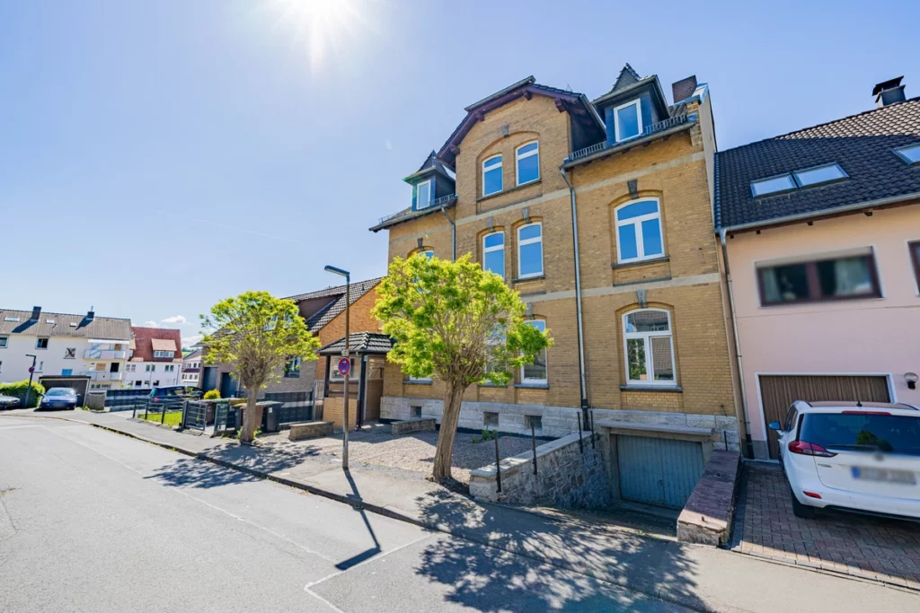 Altbau kombiniert mit Neubauflair:
Ihre neue Eigentumswohnung im DG mit Erstbezug!
