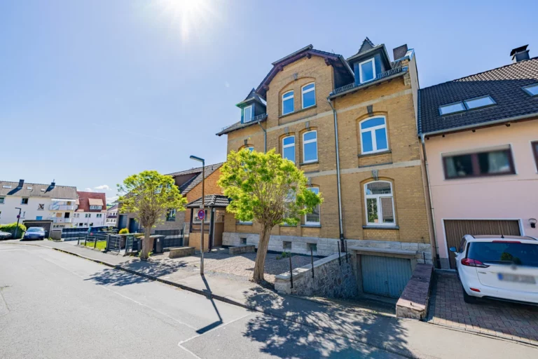 Altbau kombiniert mit Neubauflair:
Ihre neue Eigentumswohnung im DG mit Erstbezug!
